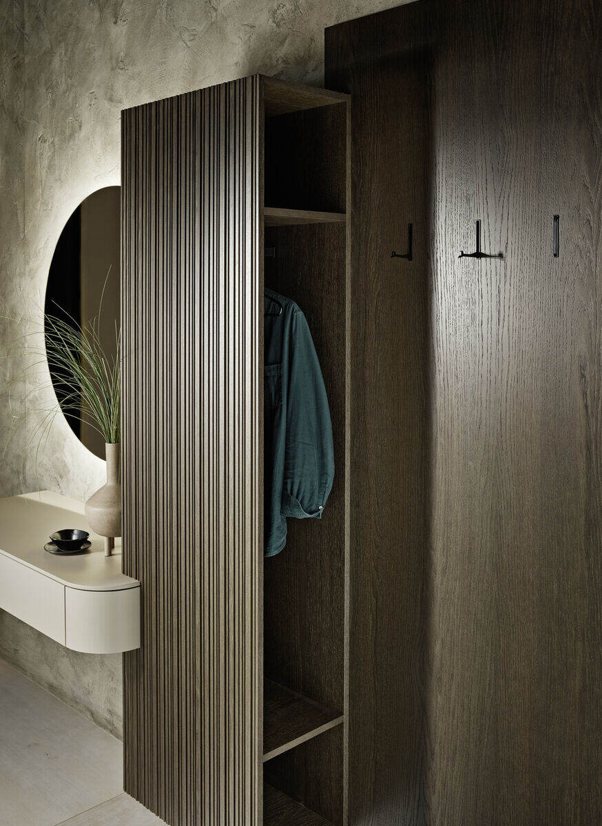 Detailansicht der Garderobe mit maßgeschneiderter Innenaufteilung