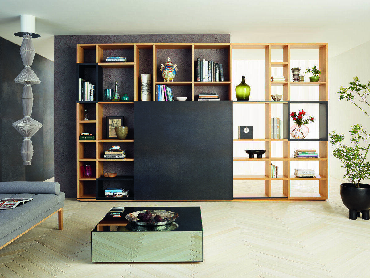Bücherwand mit offenen Regalfächern in warmem Holz