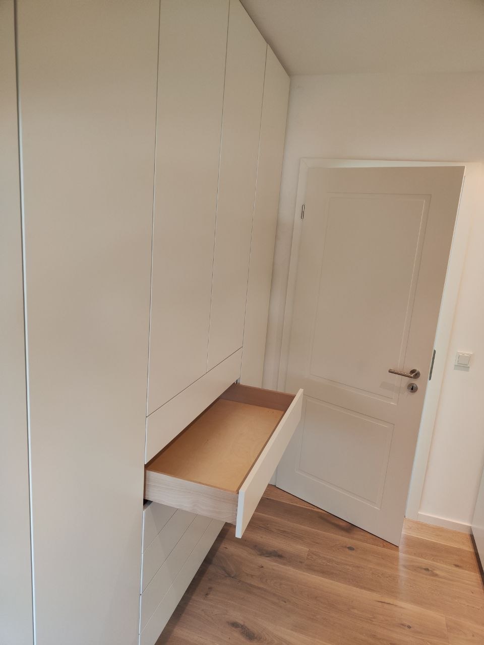 Ankleidezimmer unter der Dachschräge mit Einbauschränken