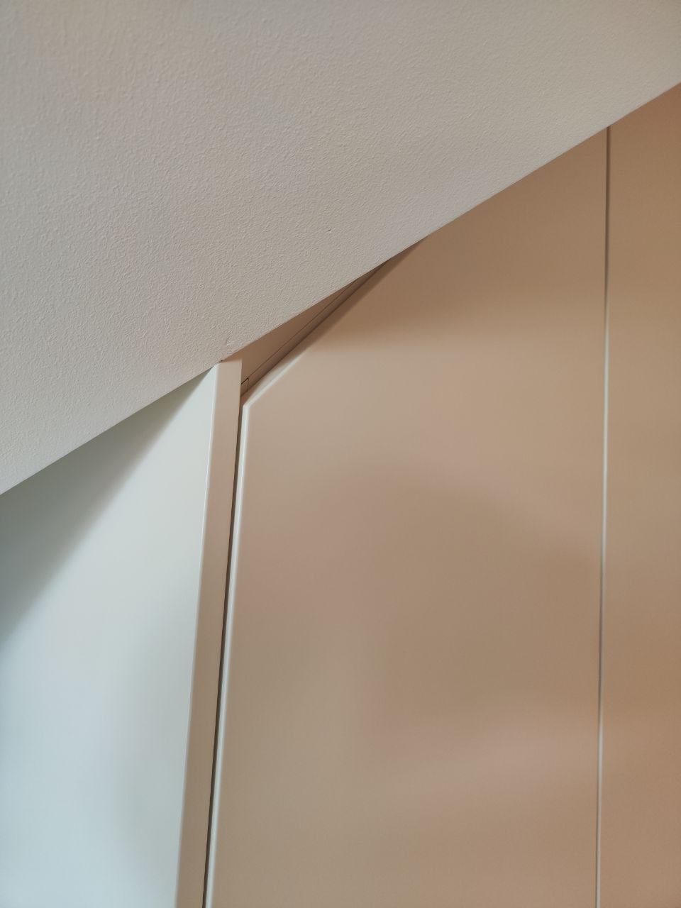 Einschränkte Ankleide-Ecke mit maßgefertigter Schrankwand