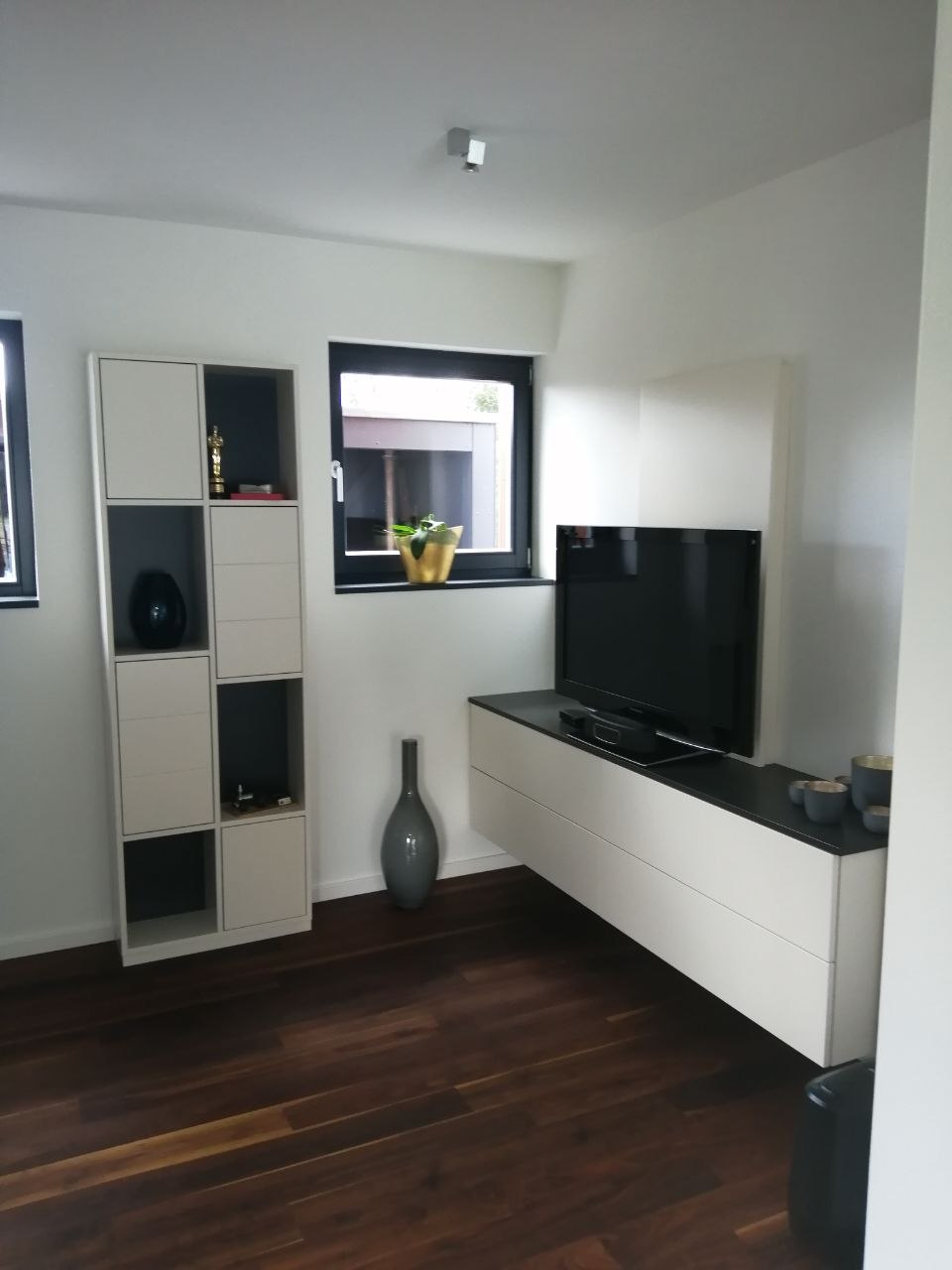 Gestaltetes TV-Zimmer mit maßgefertigter Schrankwand