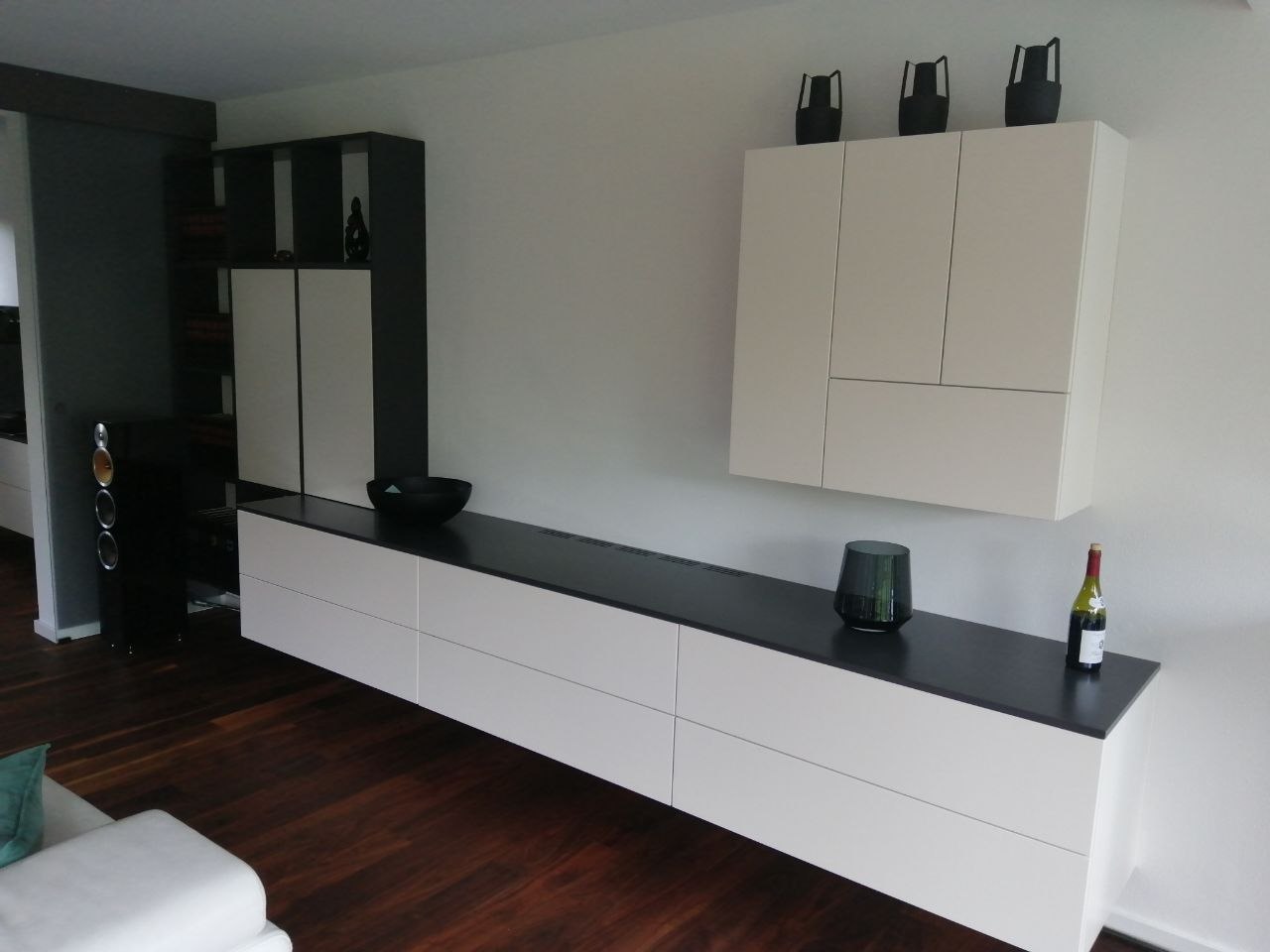 Wohnwand im Wohnzimmer neben dem TV-Zimmer