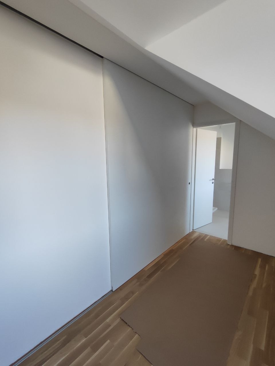 Verbauter Schiebetür als eleganter Raumteiler