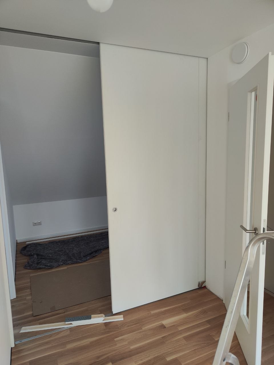 Schiebetür in offener Position im Wohnraum