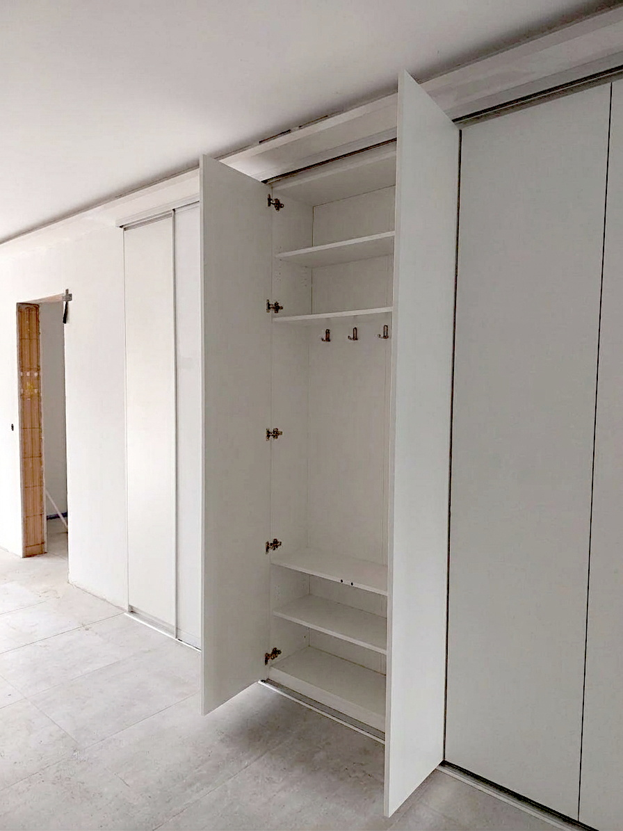 Eingangsbereich mit Garderobe und integrierter Schiebetür