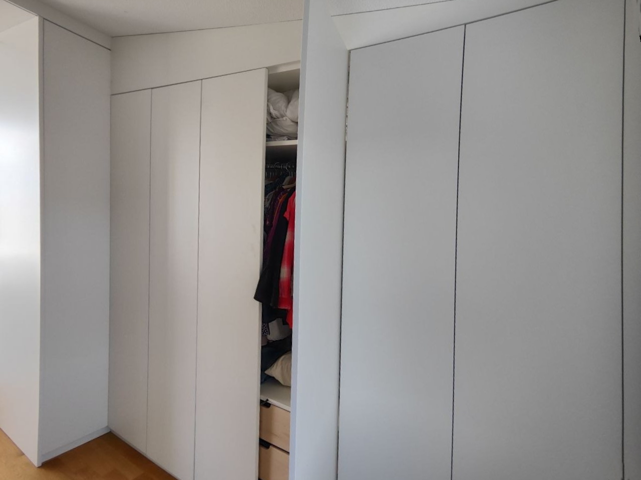 Ankleidebereich im neuen Dachgeschoss-Zimmer