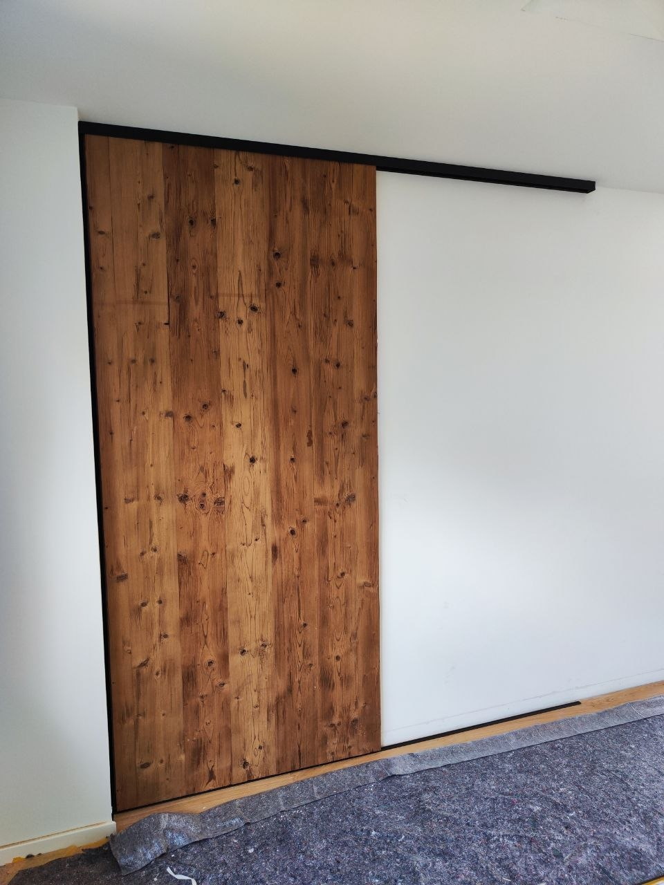 Alt-Holz-Schiebetür im Detail mit Raumplus-Türtechnik
